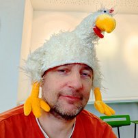Thorsten mit einem Stoffhuhn auf dem Kopf